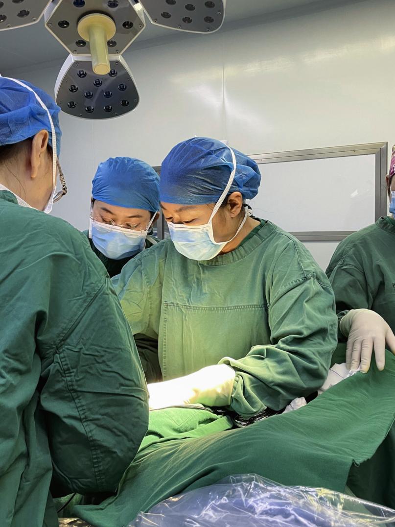黄晓武宫腔镜助不孕者圆梦，双院出诊更便捷​
