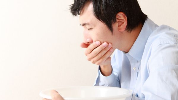 吃饱了想吐是怎么回事