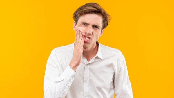 下牙牙槽白色凸起是怎么回事