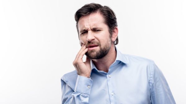 突然一侧腮帮子肿怎么回事，怎么办