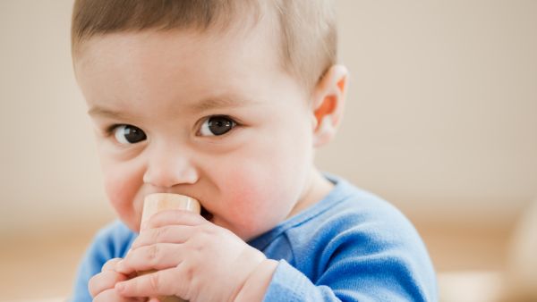 孩子鼻梁上有青筋怎么回事