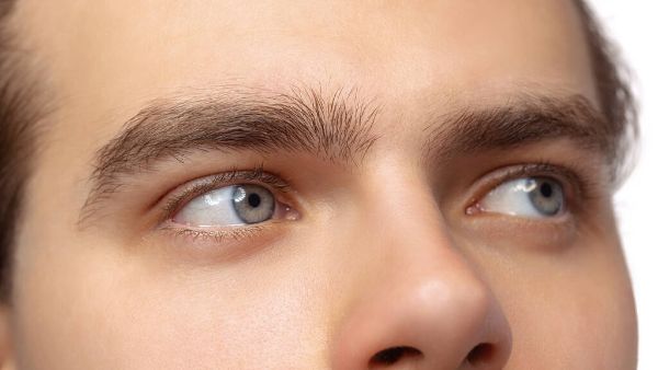 43岁眼睛越来越模糊是怎么回事