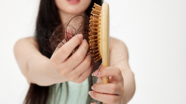 女性产后脱发严重的原因是什么