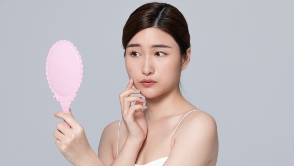 眉心下面长痘痘怎么了