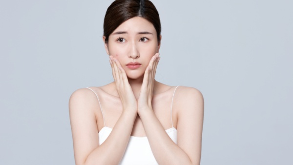 少女脸上长痘痘怎么办