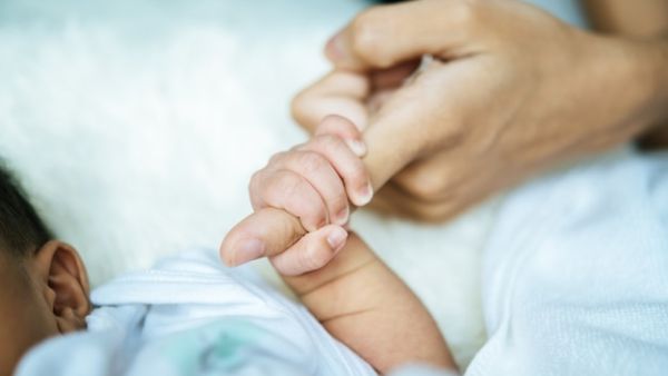 出生婴儿黄疸高是怎么引起的
