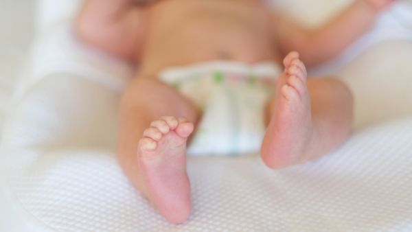婴儿肠绞痛如何通过按摩缓解