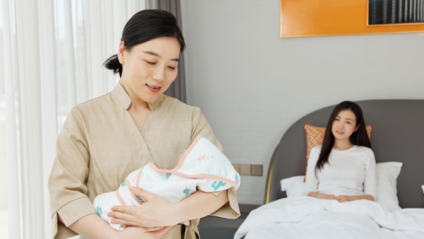 坐月子奶水不足乳房软怎么回事