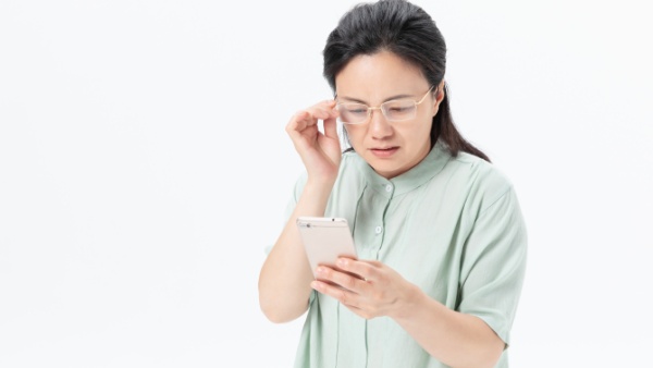 56年男性眼睛飞蚊症怎么办