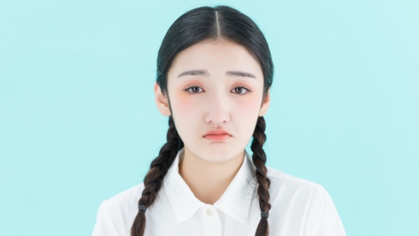 女孩拉肚子想吐怎么了