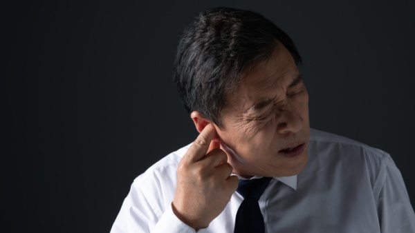 右耳朵听力下降是怎么回事