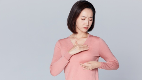 产后涨奶有硬块怎么消除​