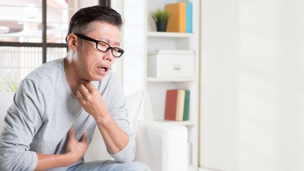 呼吸时喉咙有异物感怎么回事​