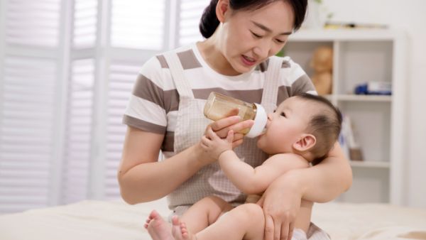 两个月宝宝举着手看自己的手怎么回事