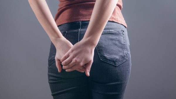 女性屁股上长红色痘痘怎么回事，怎么办