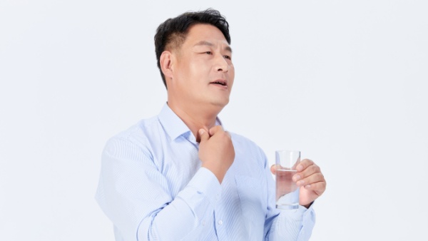 抽烟嗓子有异物感怎么回事，怎么办