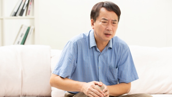 鼻子右侧一按就疼是怎么回事