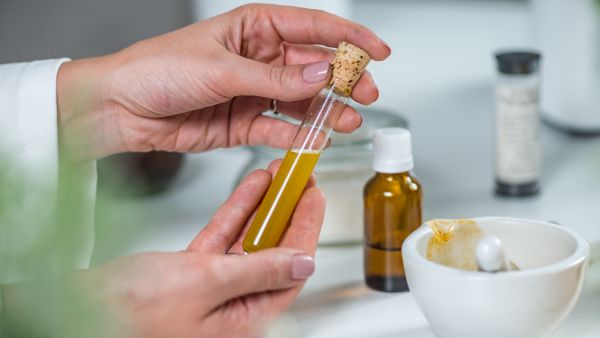 用红花油去吻痕要多久