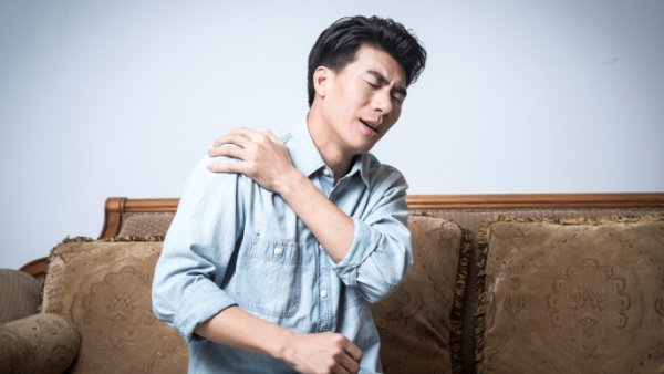 一侧肩膀疼连着手麻怎么回事，怎么办