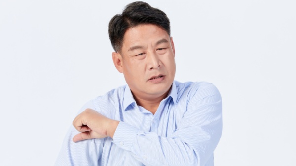 肩膀背部酸痛怎么回事