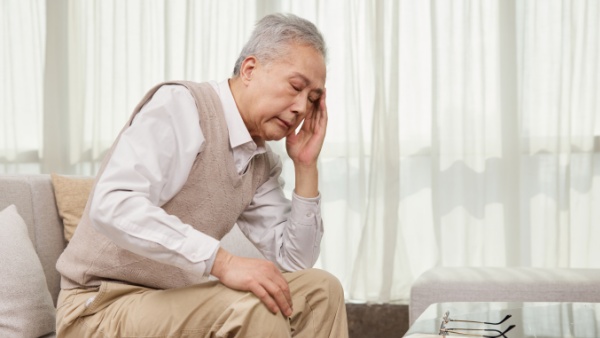 太阳穴右侧经常疼的原因是什么