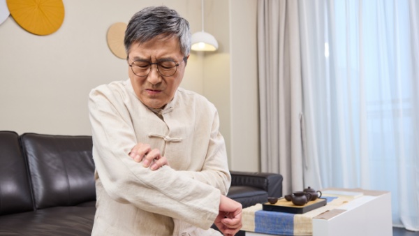 左肋骨下方腹部隐隐疼痛是什么原因