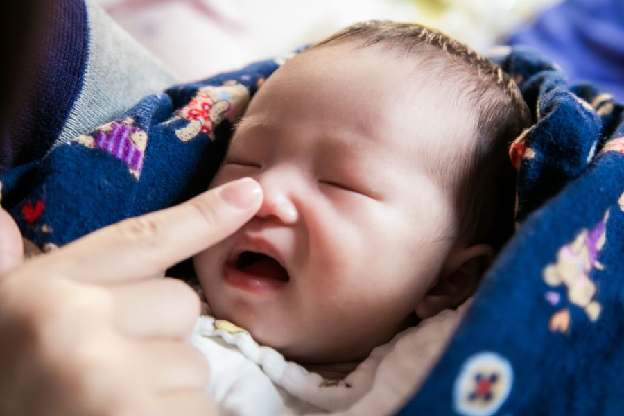 婴儿频繁打嗝怎么办​