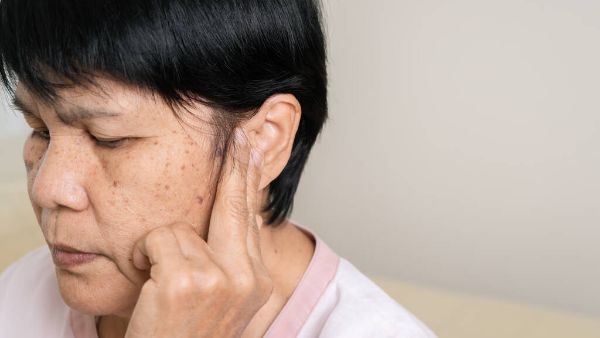 脸上长斑怎么回事
