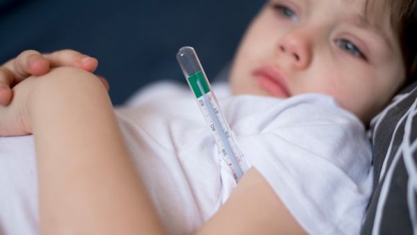 孩子喝了冷水后感冒了，发烧38.5度怎么办
