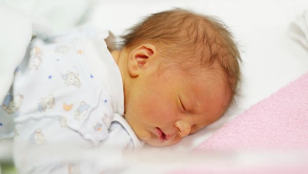 出生6天新生儿拉肚子爱放屁怎么回事