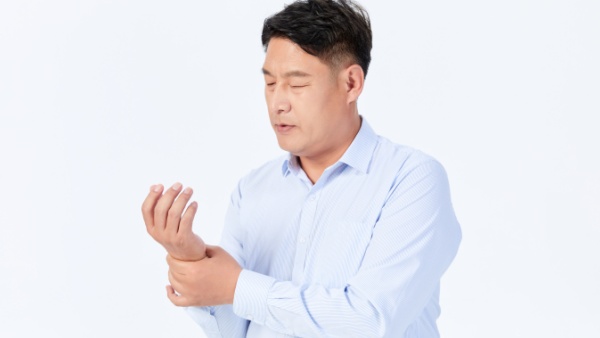 手腕内侧鼓个包怎么回事，怎么办