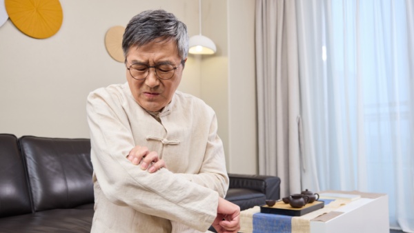 手臂上出现小水珠液体是怎么回事