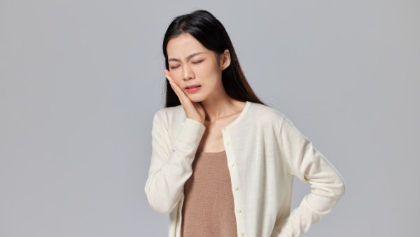 板牙松动疼痛怎么办