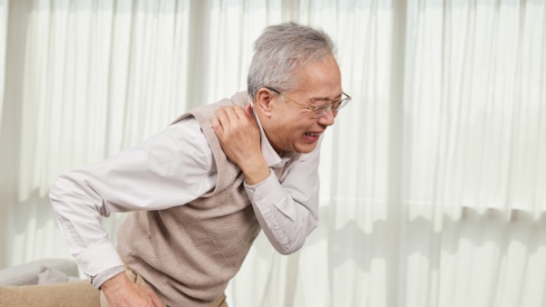 85岁老人骨质疏松腰椎突出腰腿疼痛怎么办