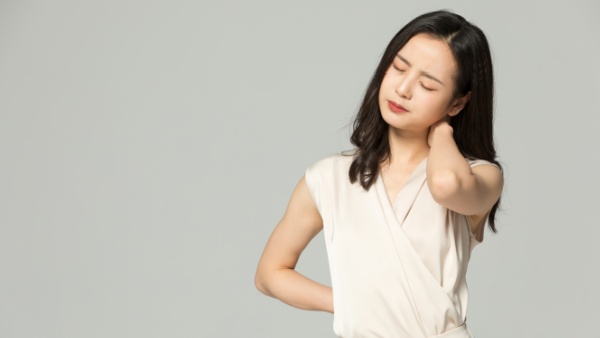 女生一个手指疼怎么办