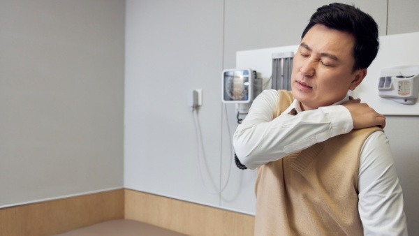 肩膀一边高一边低是怎么回事