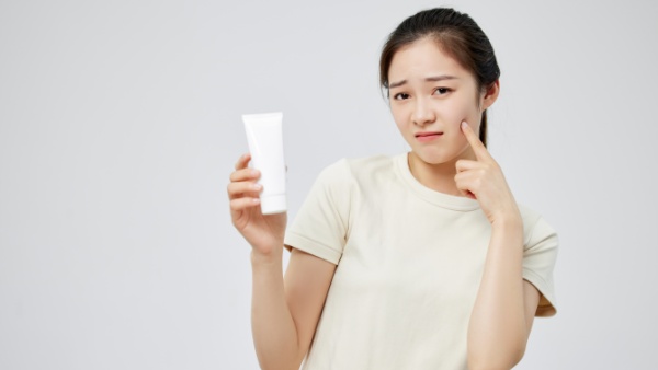 化妆品过敏脸红怎么办​