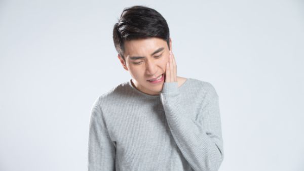 腮帮子肿了挂什么科