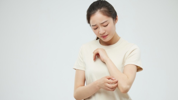 睡觉起来手臂发麻怎么办