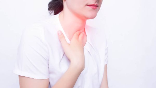 喉咙里有痰还感觉喉咙很干是怎么回事