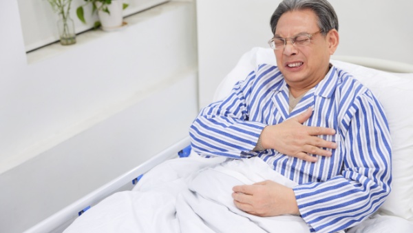 心脏右边胸口疼是怎么回事