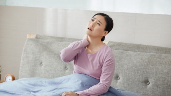 脖子出力就痛怎么回事，怎么办