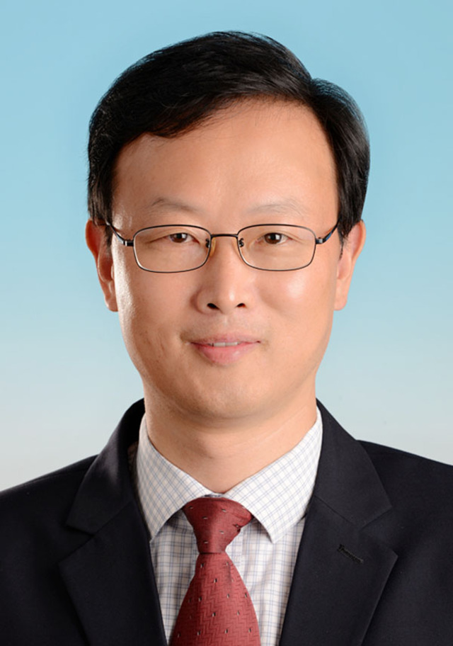 田华