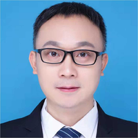 李震